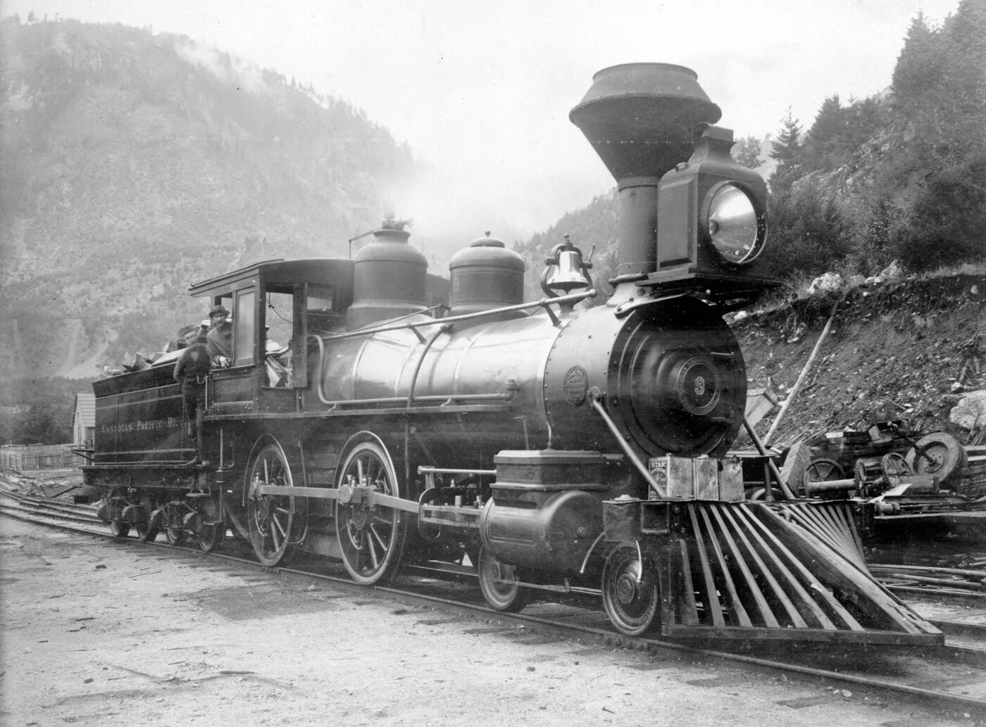 Железная дорога раньше. Паровоз 1885 года. Паровоз 1860. Болден 284s3 паровоз. Канадская Тихоокеанская железная дорога.