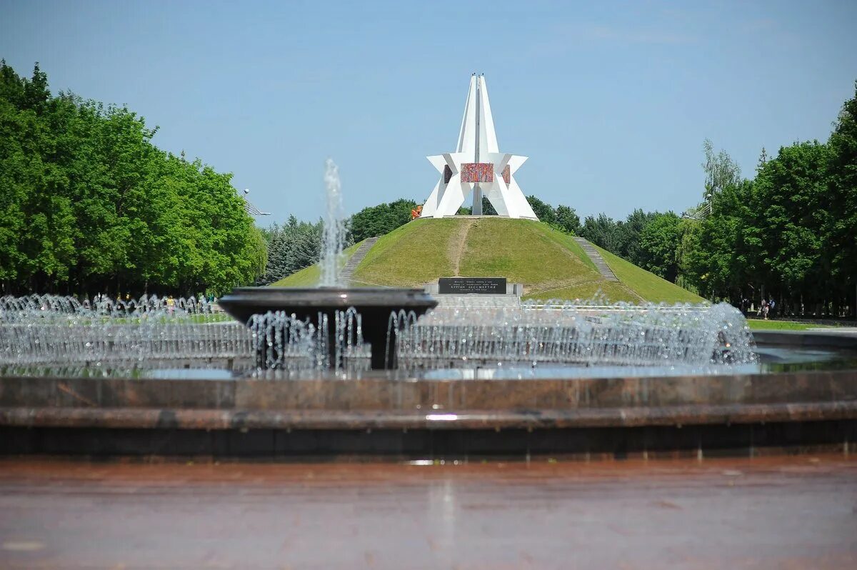 В каком году был город брянск. Курган бессмертия брянск. уцрган бессмертиябрянск. памятник курган бессмертия в брянске. фонтан на кургане бессмертия брянск.