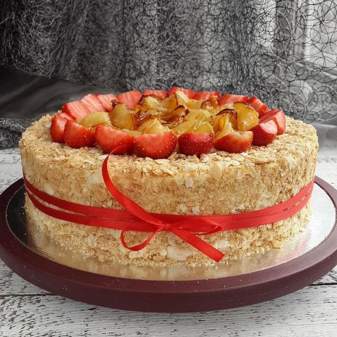 Как украсить наполеон на день рождения. Двухъярусный торт Наполеон. Торт Наполеон Бахетле. Наполеон 2х ярусный торт. Укрощение Наполеона торт.