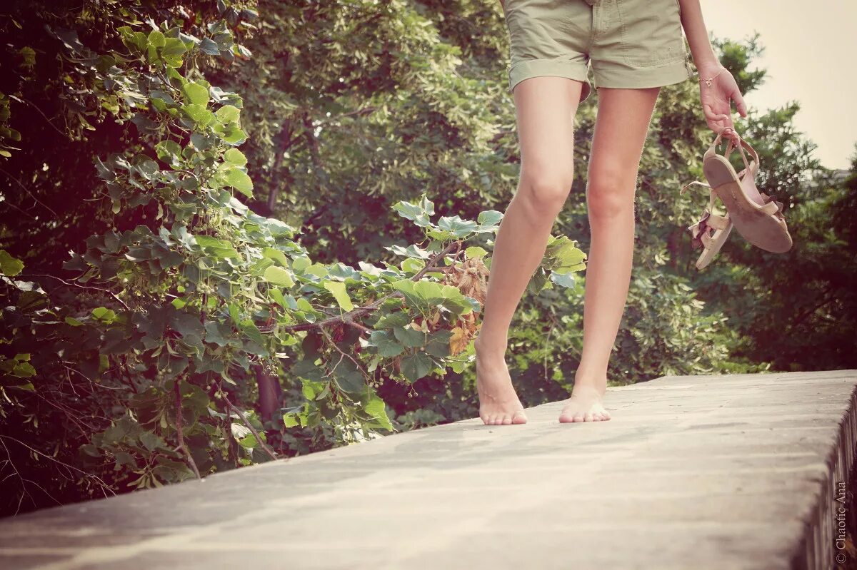 ножки 13 девочки. девушка босиком. ступни. ножки 13 девочки. ноги девушек босиком.