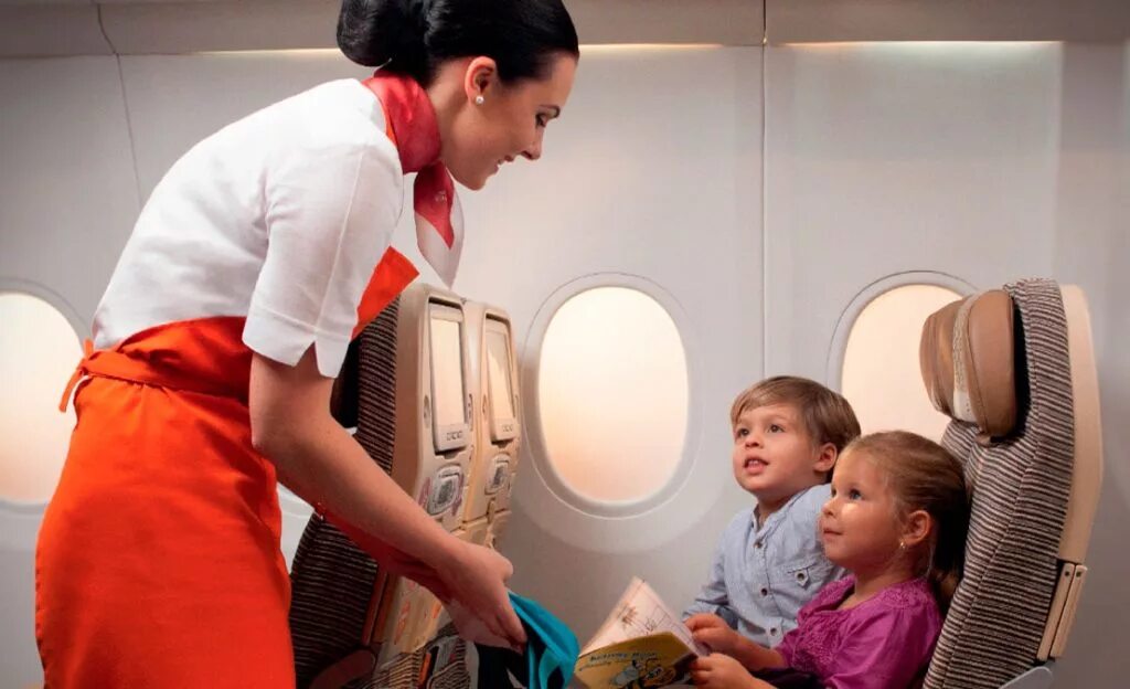 Перелет без сопровождения. Самолет для детей. Пассажиры с малышами в самолете. Несопровождаемый ребенок в самолете. Родители с детьми в самолете.