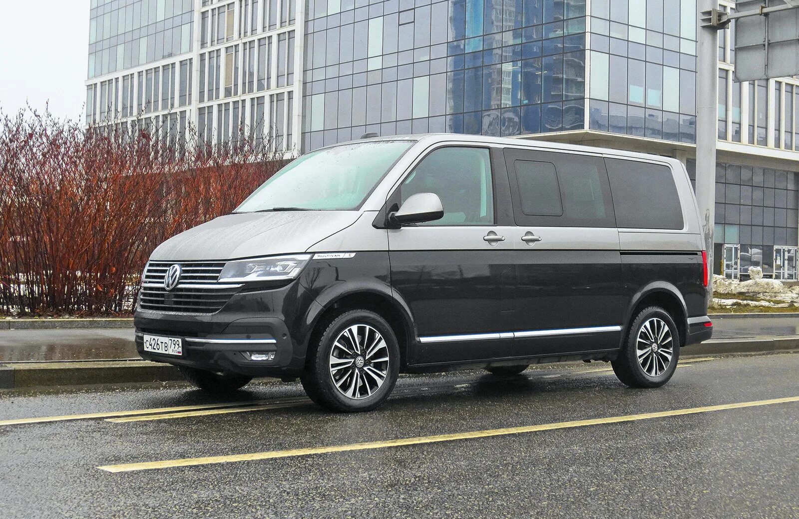 Фольксваген восьмиместный. Мультивен без водителя. Volkswagen multivan t5 рестайлинг. Мультивен т5 2004. Multivan t7.