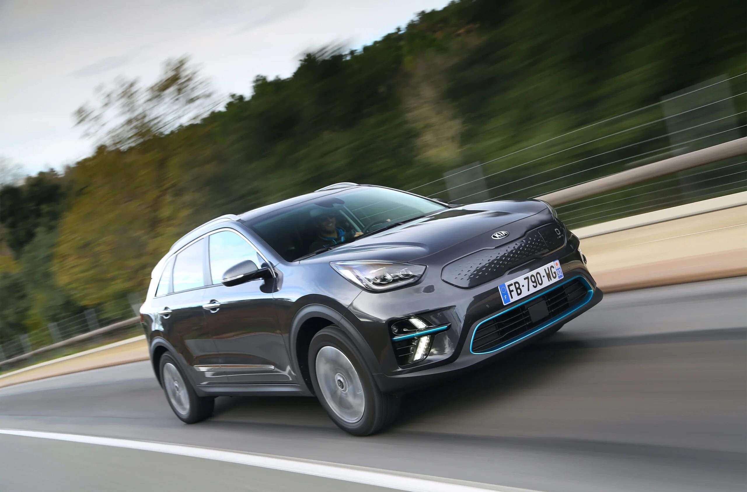 Какой кроссовер экономичнее. Kia Niro 2019. Киа Ниро 2019. Hyundai Niro. Hyundai Niro Electric.