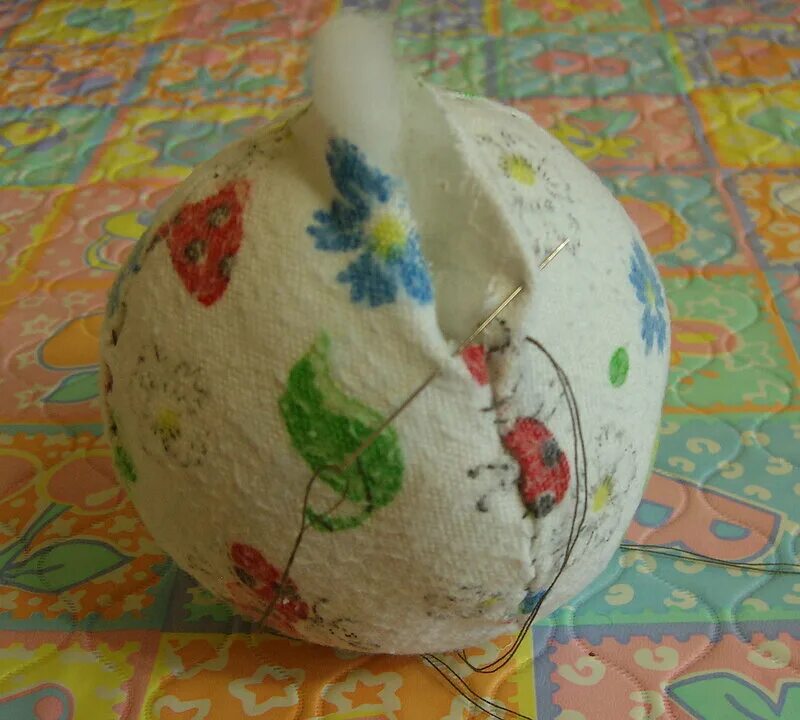 Шар из ткани. Сшить мячик из лоскутков. Выкройка мягкого мячика. Елочный шар из ткани. Кимекоми удивительные шары схема.
