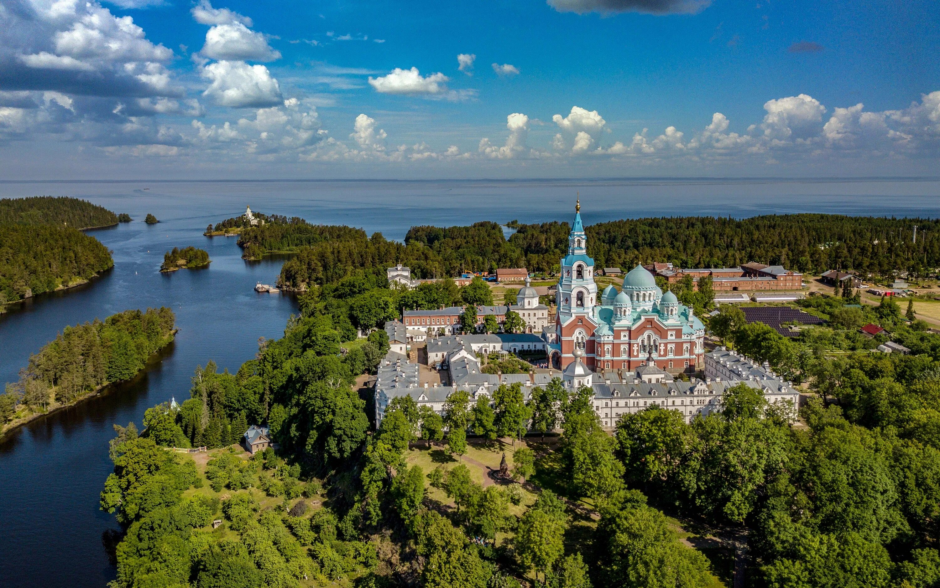 Валаамский Спасо-Преображенский монастырь. Карелия остров Валаам монастырь. Спасо-Преображенский монастырь на острове Валаам. Валаамский монастырь Ладожское озеро. Валаамский монастырь озеро