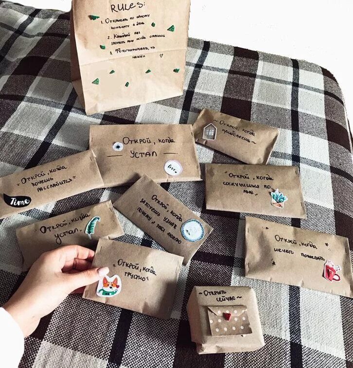 Открой когда. Подарок парню открой когда. Прикольные подарки с конвертами. Идеи подарков в конвертах. Подарок открой когда.