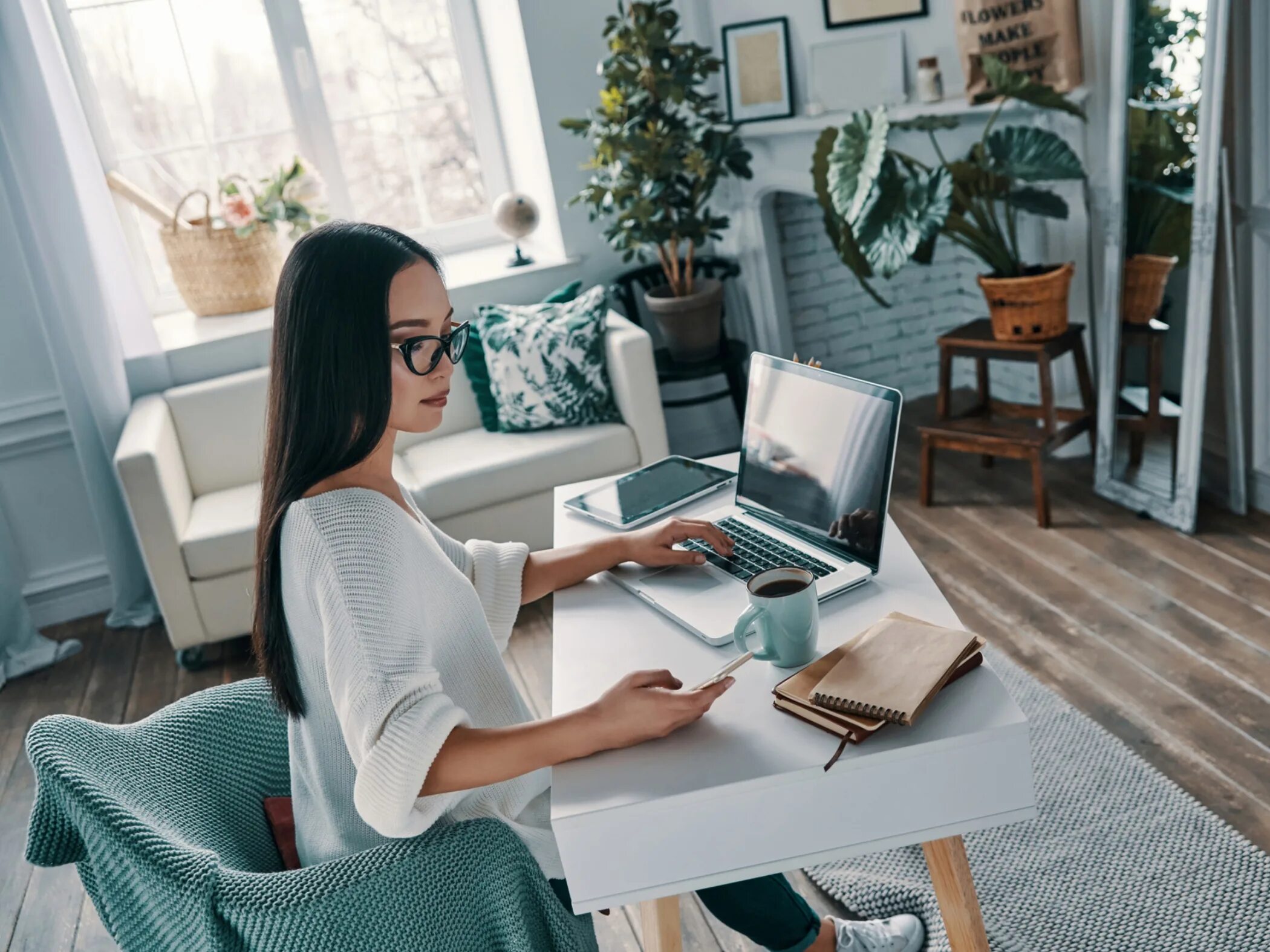 Девушка за ноутбуком. Женщина на удаленке. Working from Home девушка. Хоум офис девушка.