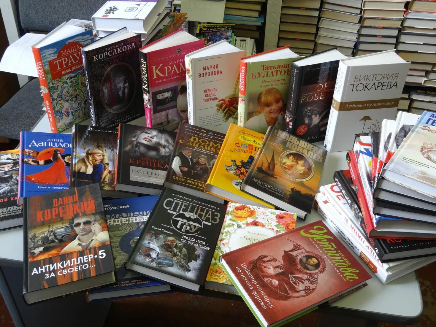 современная книжная выставка. название выставки по психологии. книжная выставка книжные новинки. современная книга имен. книги художественная литература.