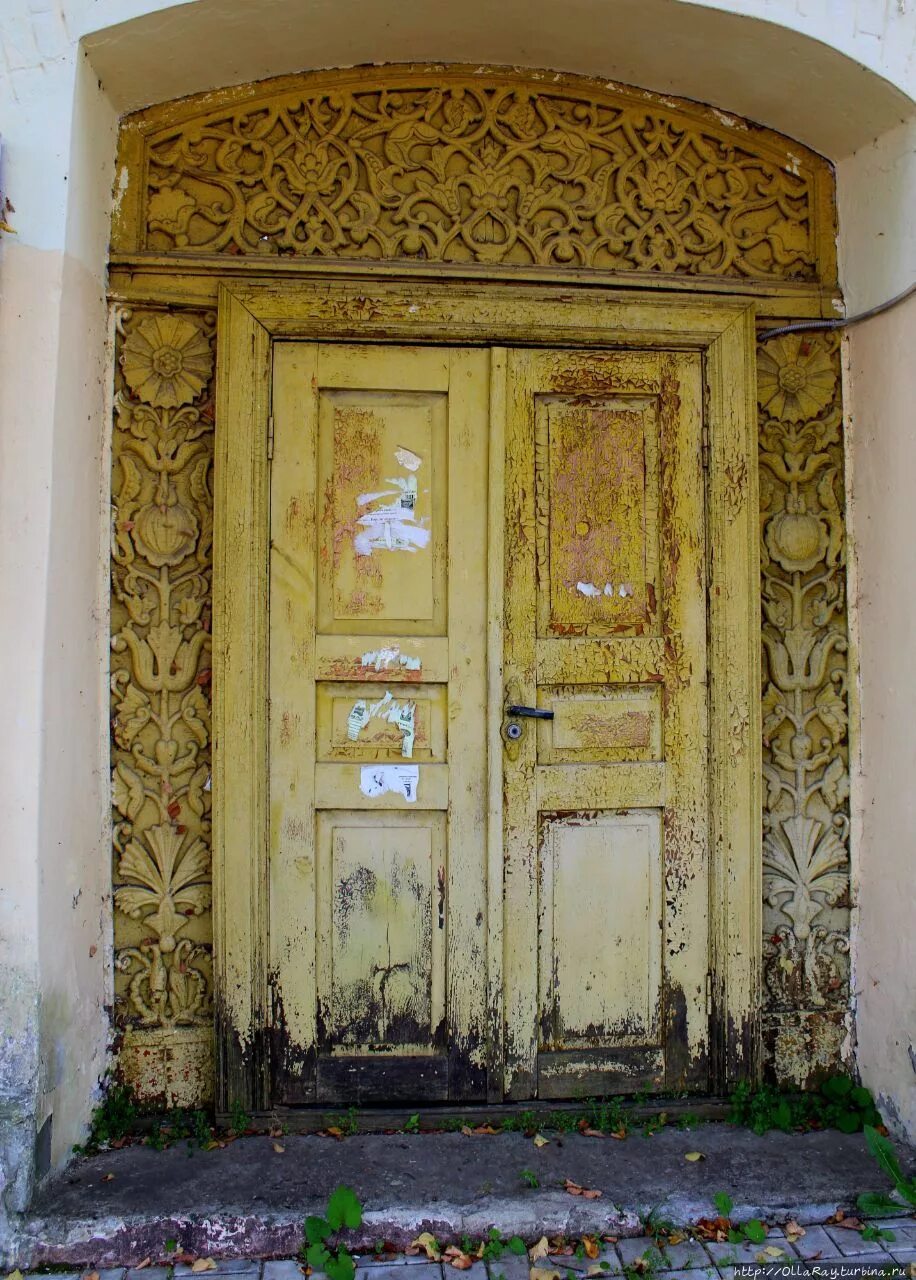 Красивые деревянные двери. Старая дверь. Российские двери. Russian doors. Великанские двери старые.