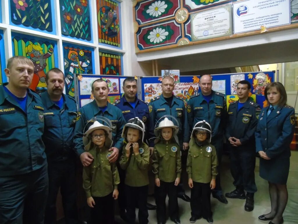 Костюм мчс для детского сада. Утренник пожарная безопасность. Утренник пожарная безопасность. Утренник пожарная безопасность. Пожарник для детей в детском саду.