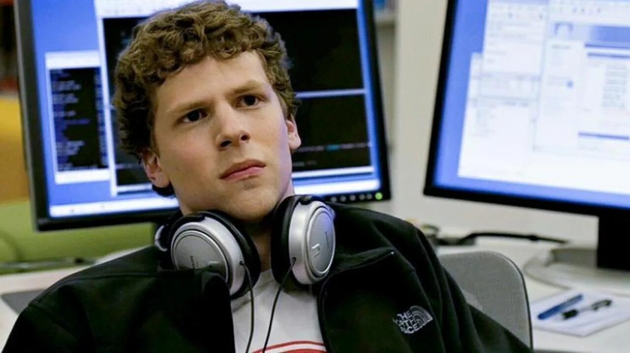 Джесси Айзенберг the social Network. Джесси Айзенберг 2010. Джесси Айзенберг программист. Владелец социальной сети