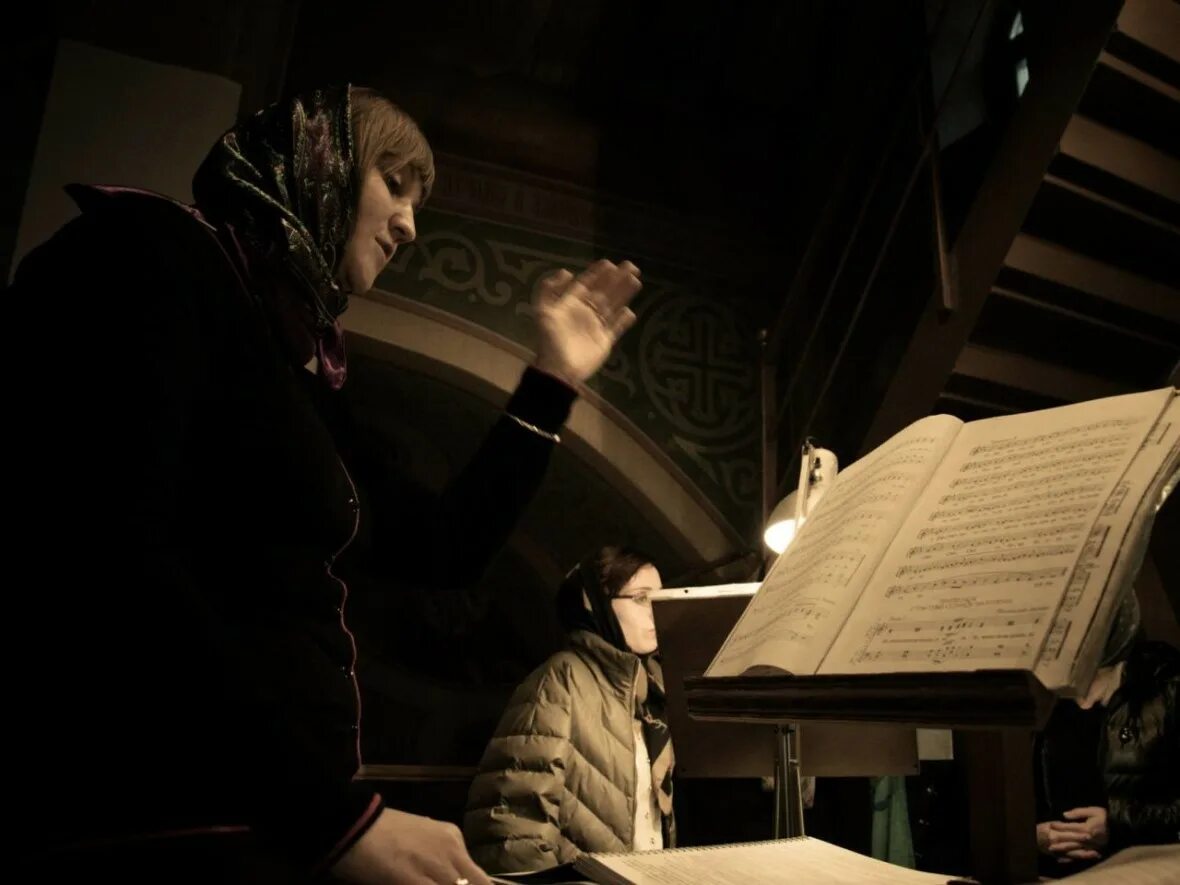 Чтец в храме. Певчие на клиросе. Церковный клирос. Клирос в православном храме. Клиросе читать.