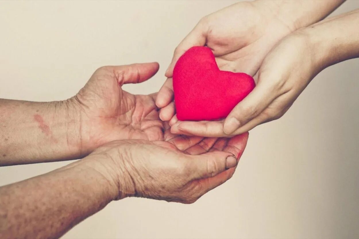 Сердце. Отдать сердце. Про любовь любимому. Кусочек сердца отдавать кому то. Открытка сердце в руках.