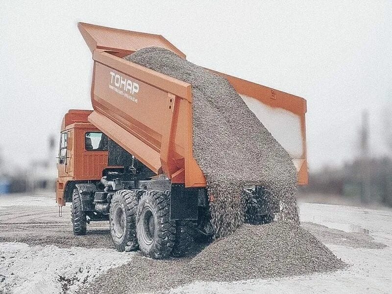 Доставлю щебень. Самосвал 30т с пгс разгрузка. камаз 55111 высыпает щебень. камаз 65115 выгружает песок. тонар скания разгрузка щебня.