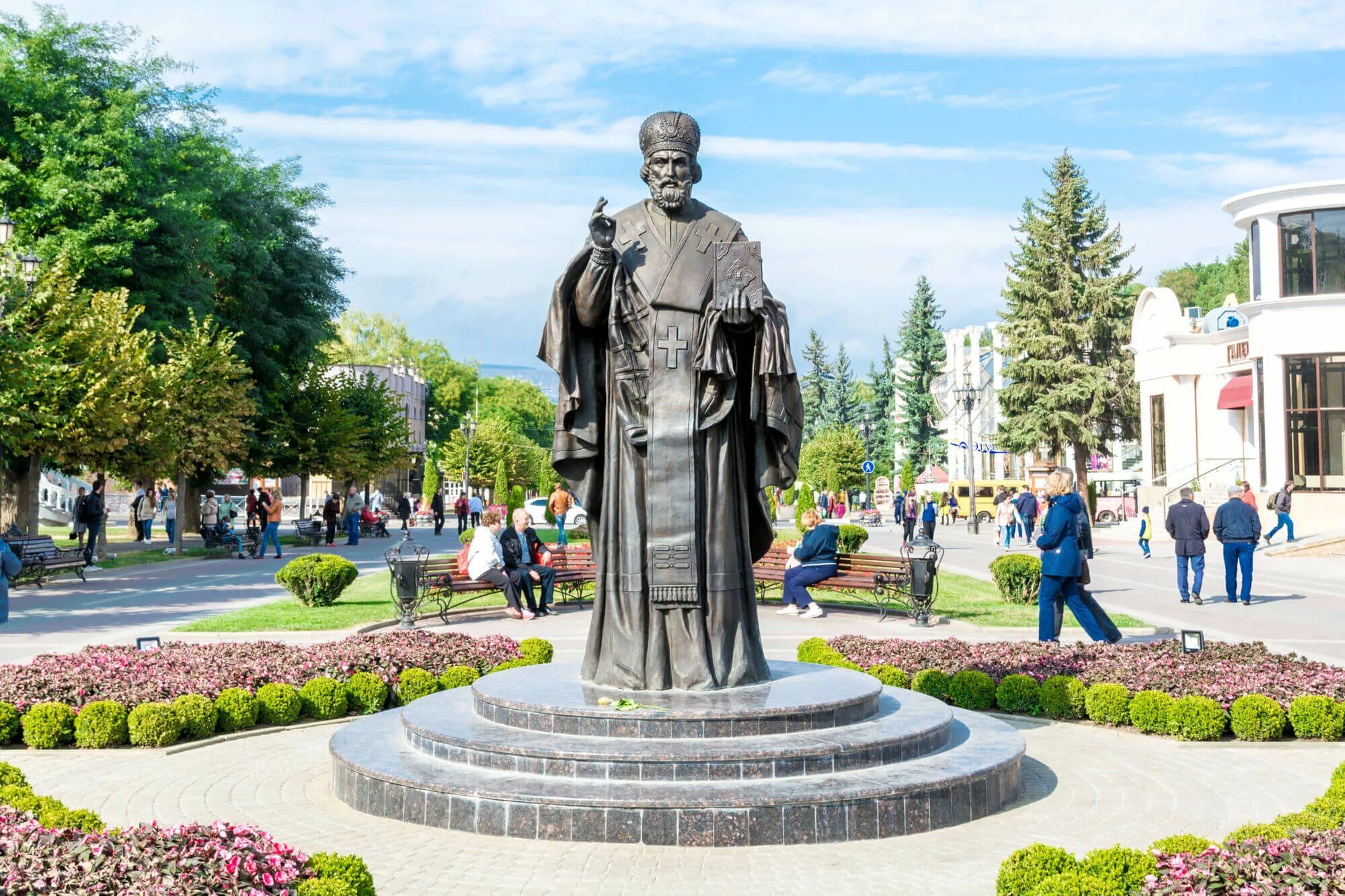 Кропоткин кисловодск. Памятник Николаю Чудотворцу в Кисловодске. Курортный бульвар в Кисловодске памятник Николаю Чудотворцу. Памятники в Кисловодске на курортном бульваре. Кисловодск парк Курортный бульвар памятник.