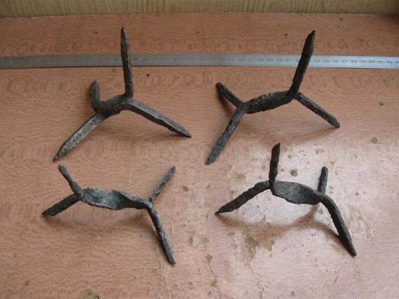 Колючки для прокола шин. Шипы для проколки шин. Шипы для прокалывания шин. Макибиши оружие. Шипы для прокалывания колес.