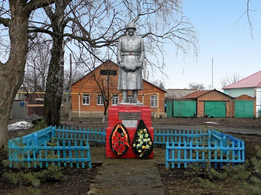 Сажное белгородская область. Сажное Яковлевский район. Братская могила Яковлевский район Белгородская область Сажное. Сажное Яковлевский район Белгородская область. Станция Сажное Яковлевский р-н Белгородская область.