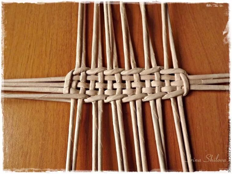 Лапти из газетных трубочек. Лапти из газетных трубочек. Плетение лаптей из газетных трубочек. Лапти из газеты. Плетение лаптей из газетных трубочек.