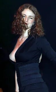 Pastga tushirilgan külotli qizning surati