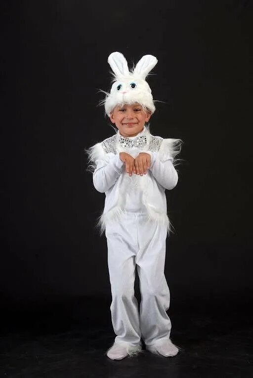 Костюм зайчика новый год. Костюм зайца. Костюм зайки для мальчика. Костюм зайчика для мальчика 3 года. Новогодний костюм белого зайца.