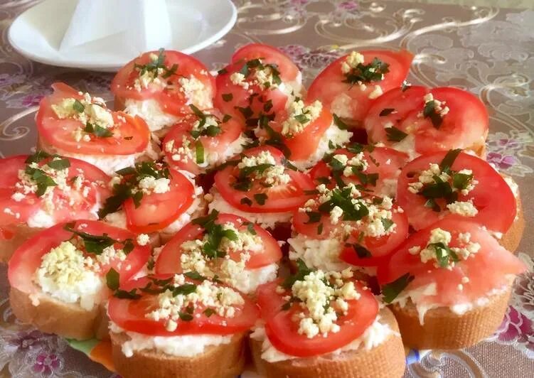 Бутерброды сыр с чесноком и яйцом. Бутерброд с плавленным сыром. Бутерброды с плавленным сыром и чесноком. Бутерброды с плавленным сыром и чесноком и помидорами. Бутерброды с плавным сыром.