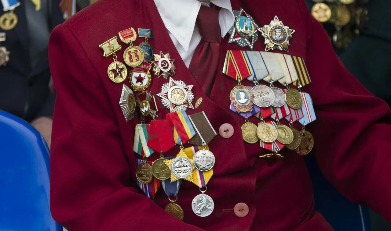Медали на пиджаке. Современные медали. Награжденные орденами и медалями. Медали военные. Медали на военную форму