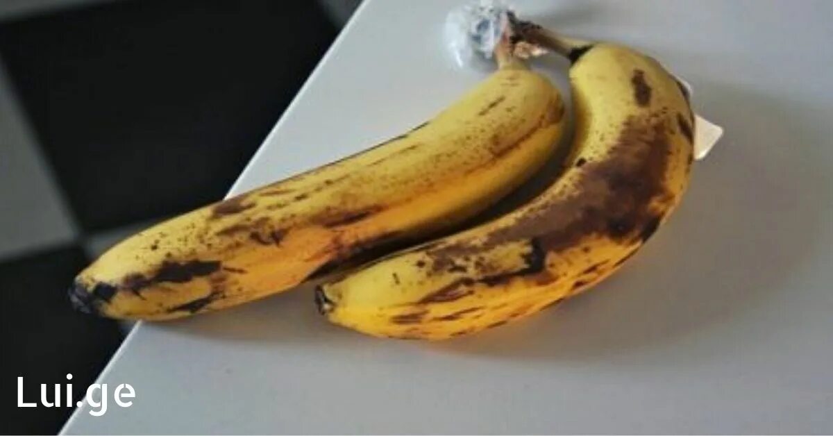 Видео где банан. 2 Банана. Испорченный банан. Банан с пятнами. Испорченные бананы.