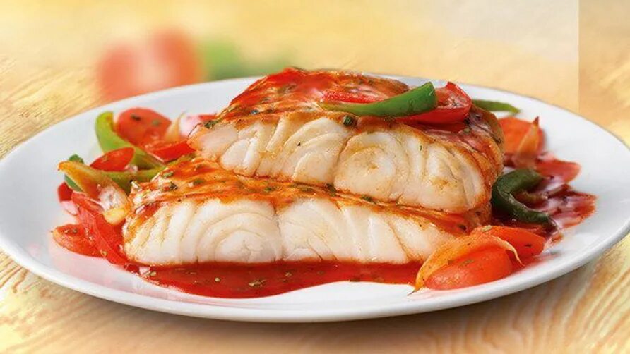 Филе трески тушеное. Рыба в томатном соусе. Рыба с овощами в томатном соусе. Рыба тушеная в томате с овощами. Белая рыба с соусом и овощами.