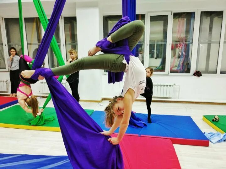 Гимнастика на полотнах. Воздушные полотна занятия. Гимнастика на полотнах москва. Воздушная акробатика на полотнах. Растяжка на полотнах.