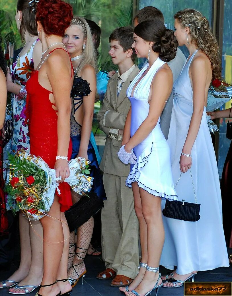 01 сентября демотиваторы. с первым сентября демотиватор. девушка танцует на выпускном. танец девочек на выпускной. под платьем на выпускном.