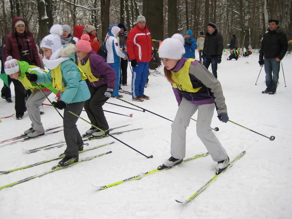 Лыжный спорт эстафета. Лыжи в школе. Лыжная эстафета. Эстафеты на лыжах. Эстафеты на лыжах в школе.