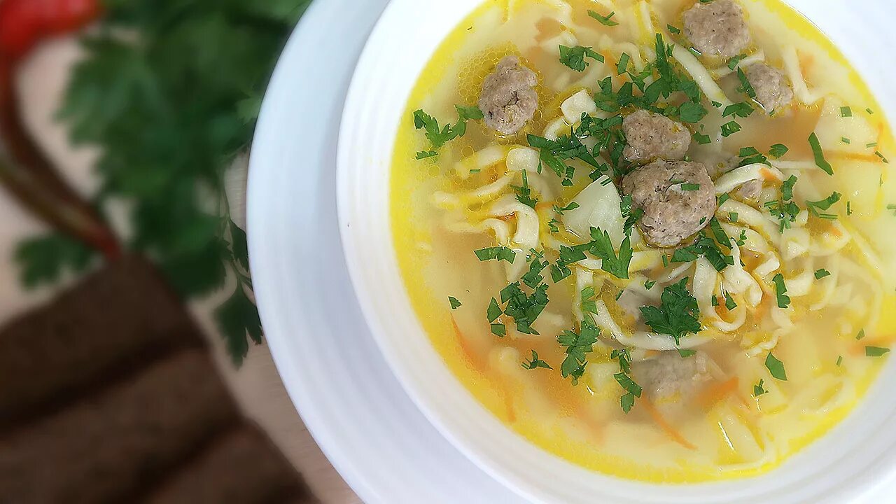 Суп с лапшой и картошкой рецепт. Суп с фрикадельками и лапшой. куриный суп с лапшой и фрикадельками. суп с фрикадельками домашний. супчик с фрикадельками и лапшой.