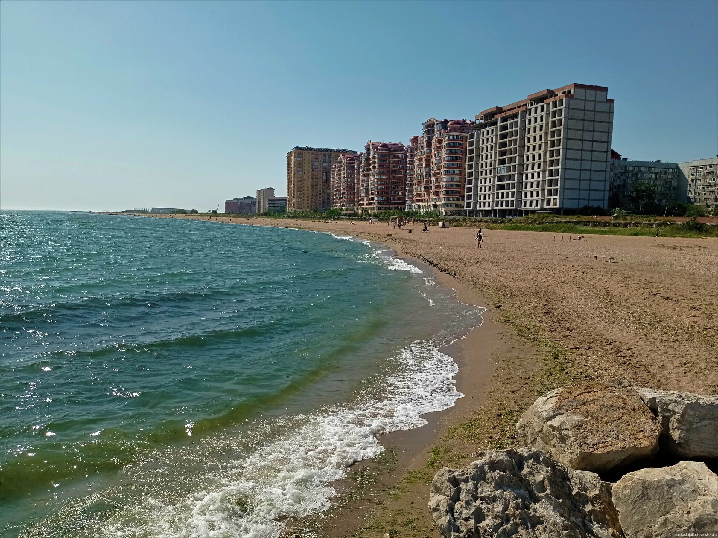 Лучший отдых на каспийском море. Каспийское море Махачкала. Каспийское море Махачкала пляж. Махачкала берег Каспия. Пляж Каспий в Махачкале.