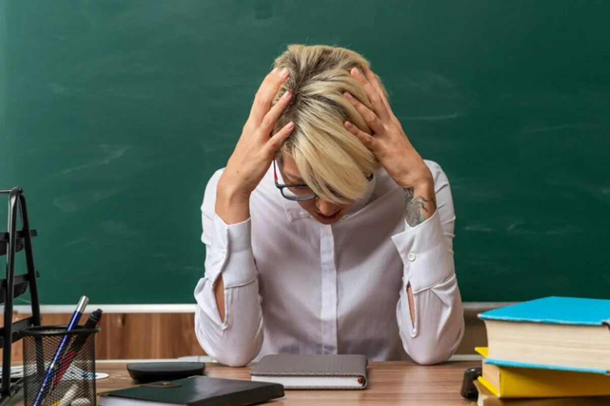 Кем работать после учителя. Грустный учитель. стресс учителя. преподавательница. женщина учитель.