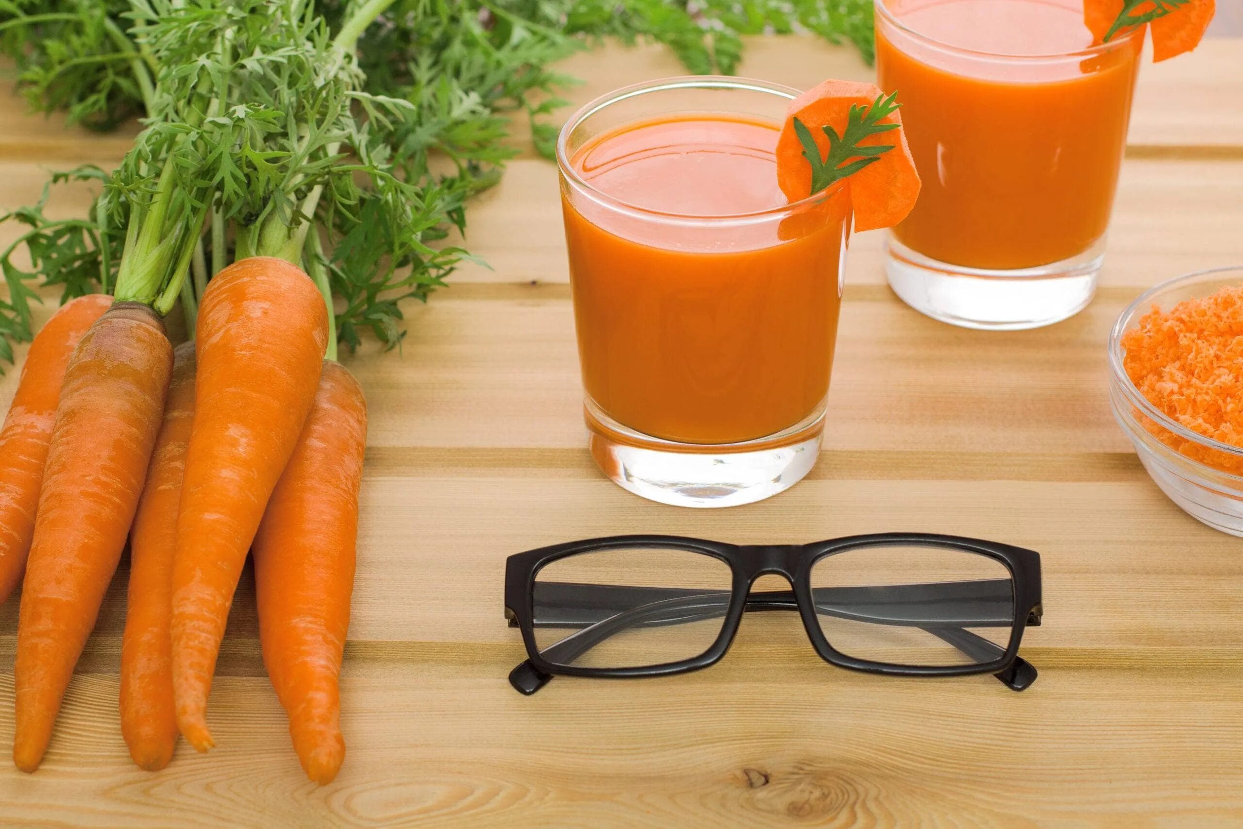 Витамин а для зрения. Морковь для зрения. Морковка для зрения. Морковный сок. Морковный сок для зрения.