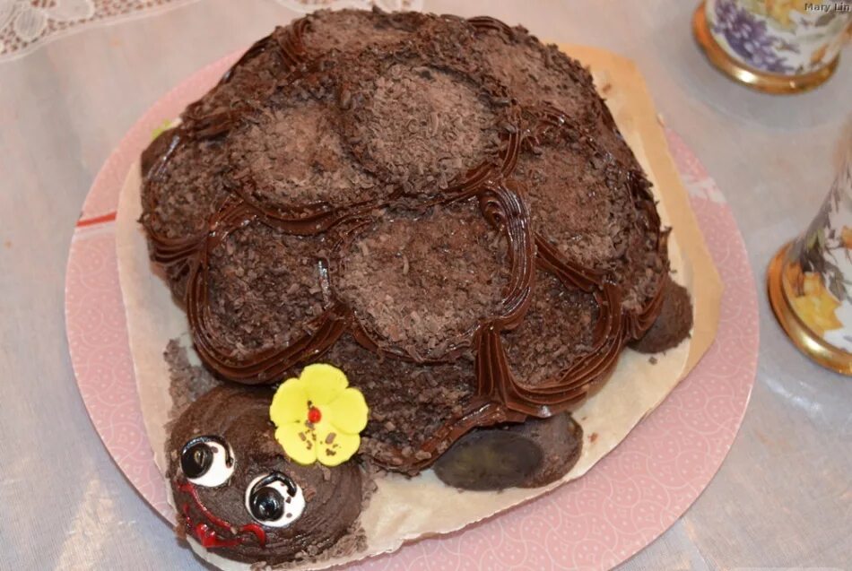 Рецепт торт черепаха пошаговая. Шоколадный торт черепашка Форне. Торт черепаха украшение. Торт черепаха со сметанным кремом. Украсить торт черепаха в домашних.