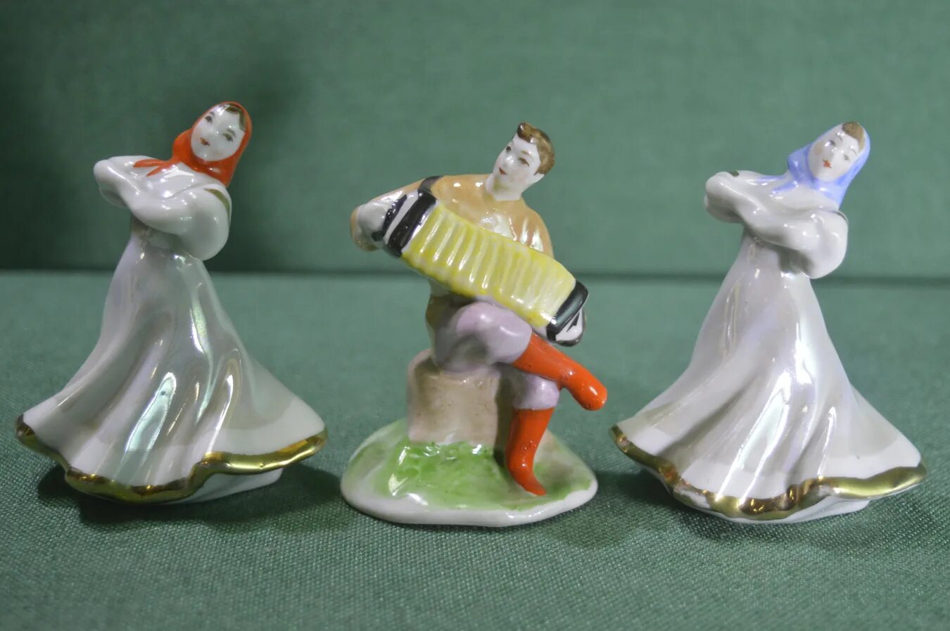 Статуэтка гармонист ссср лфз. Фарфоровая статуэтка гармонист дулевский фарфор. Гармонисты фарфор. Статуэтка гармонист дулево. Фарфоровая статуэтка гармонист дулевский фарфор.