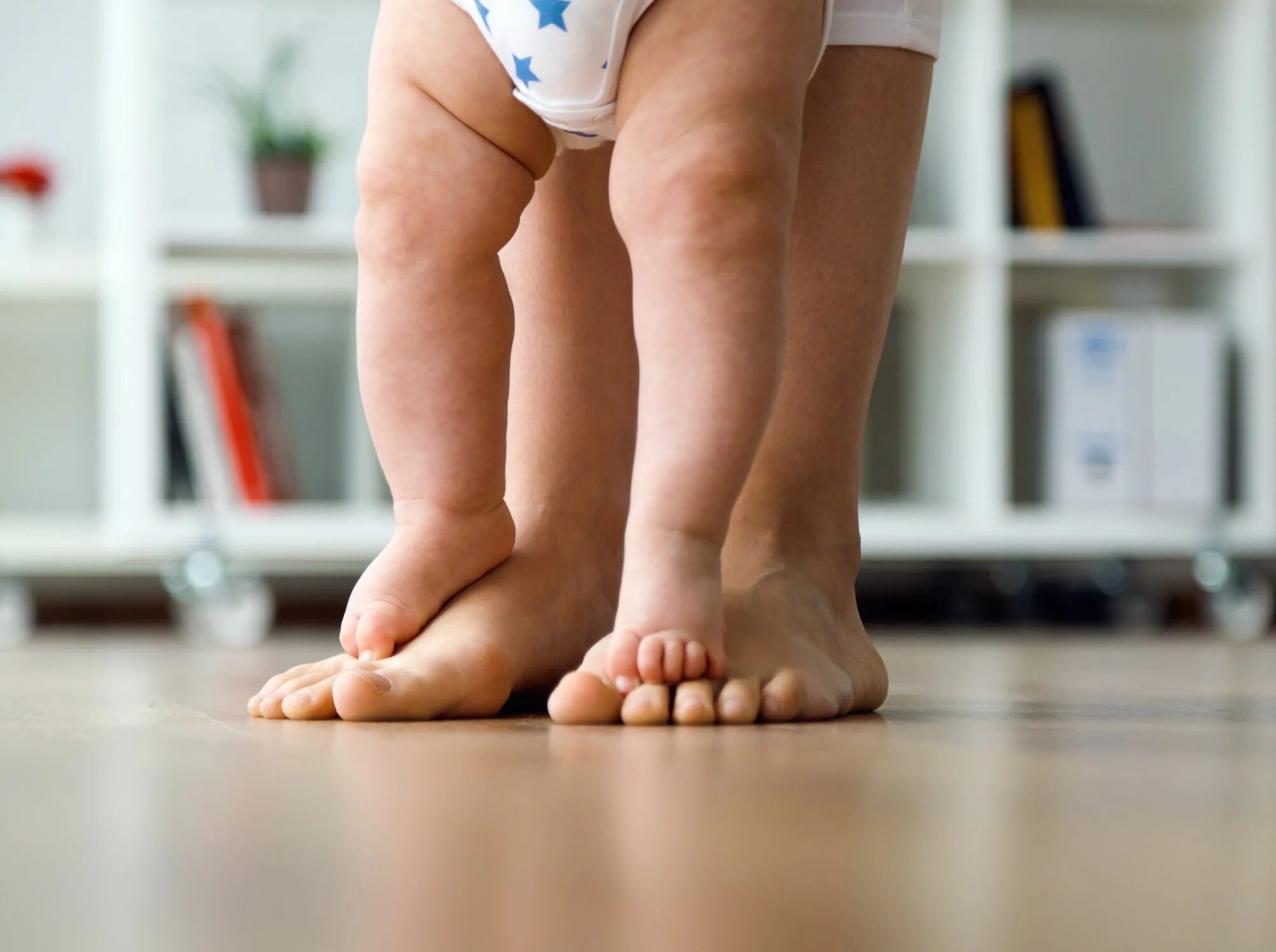 Ножки в 6 месяцев. Детские ступни. Ступни младенца. Здоровые детские ножки.