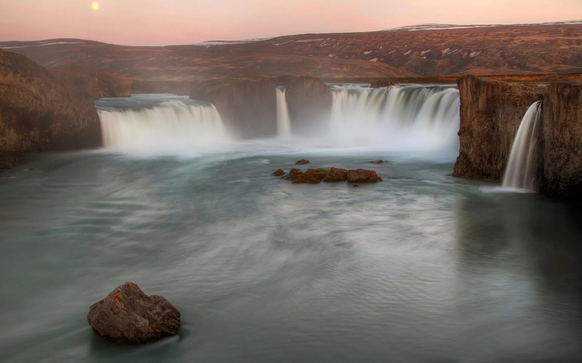 Сумерки водопад. Водопад Годафосс, Исландия. Водопад богов. Годафосс, Исландия.. Водопад Сумерки. Красивый водопад на телефон.