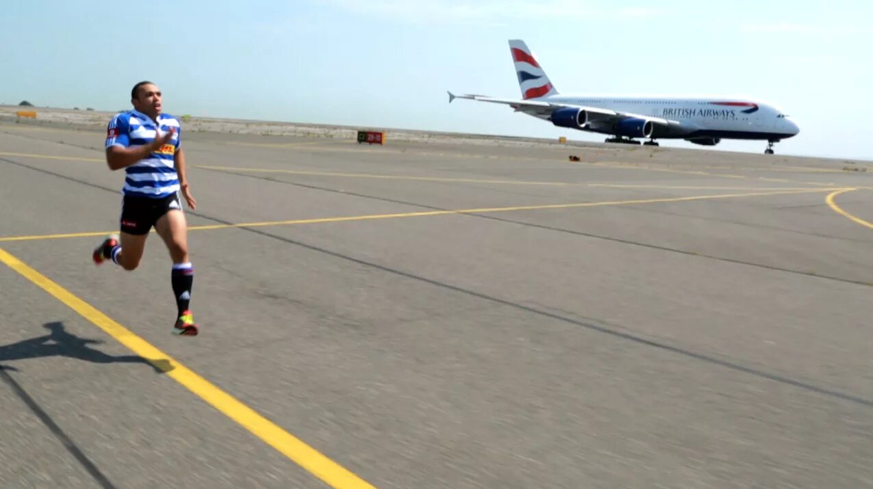 Открытие авиасообщения. Девушка с чемоданом. Бежит за самолетом. Паника в самолете. Доброго пути на самолете.