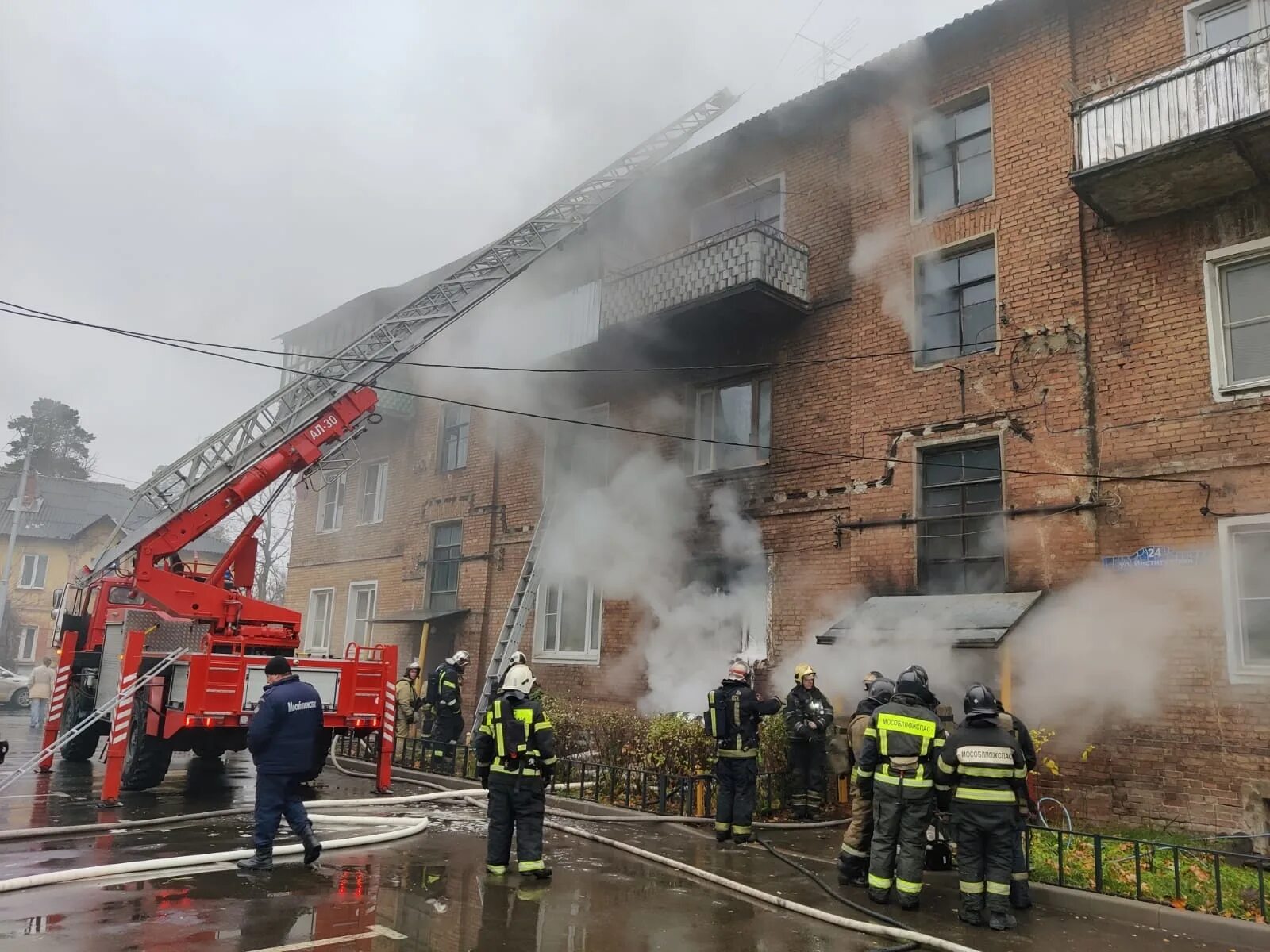 Пожар в жилом доме. Пожар в Балашихе. Пожар в МКД. Пожар в Балашихе сейчас в жилом доме.