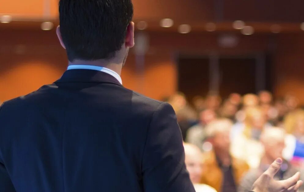 Оратор с микрофоном. Выступающий на конференции. Публичное выступление иллюстрация. Конференция. Оратор.