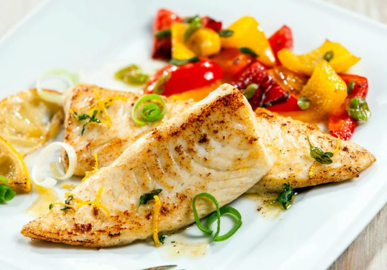 Тилапия в кляре. Тилапия рыба жареная. Рыбное филе "тилапия". Филе минтая жареное. Тилапия в миндальной панировке.