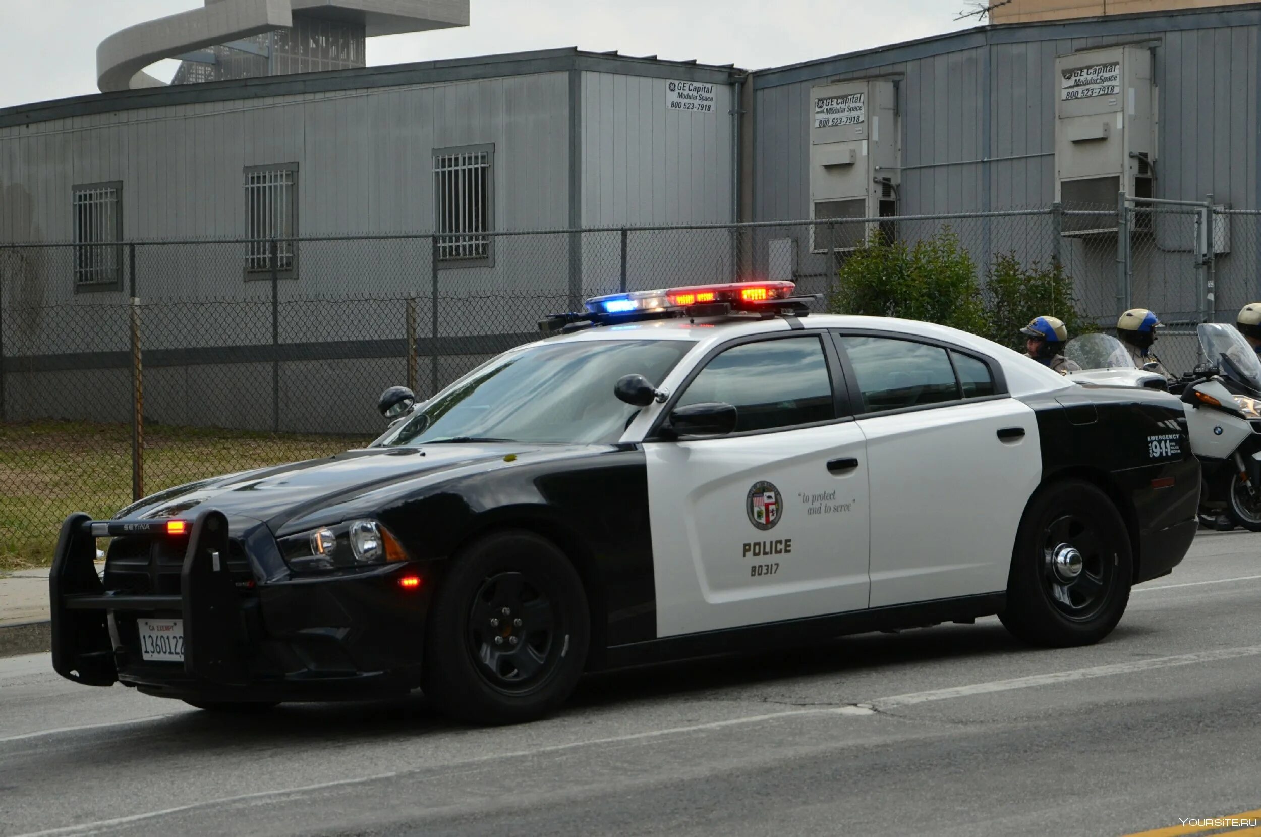 Полицейские машины в америке. Dodge Charger 2012 LAPD. Додж в9 LAPD. Додж Чарджер 2013 полиция. Dodge Charger 2020 LAPD.