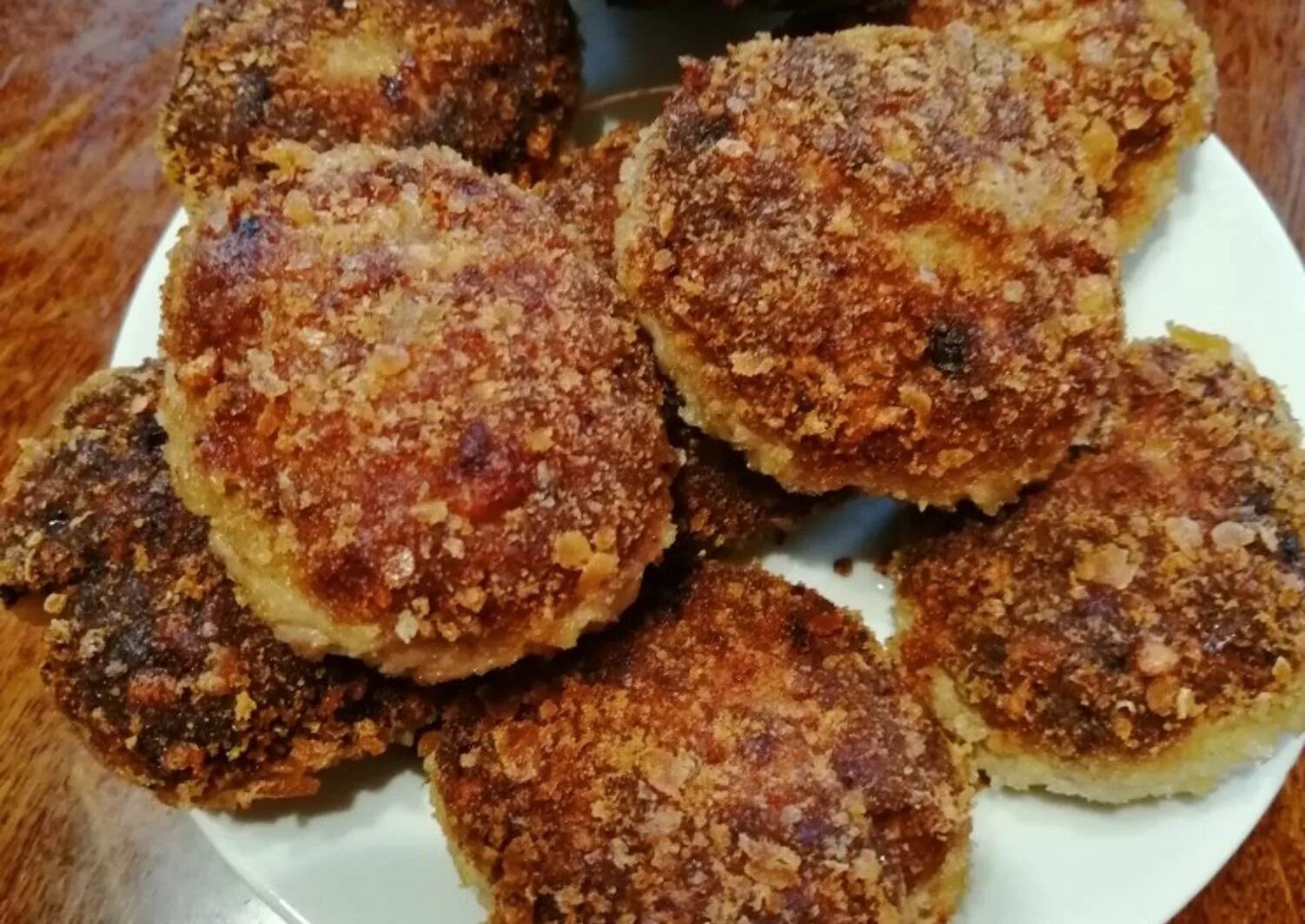 Куриные котлеты в панировочных сухарях. Домашние котлеты в панировке. Куриные котлеты в панировке. Котлеты в панировке. Рыбное котлеты в полировке.