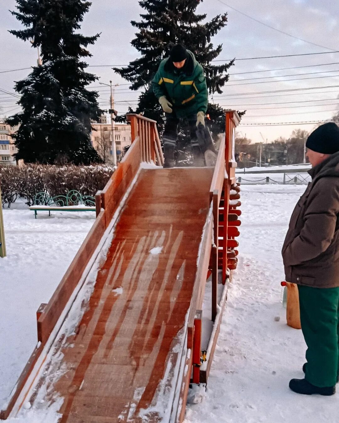 Горки на юбилейном. Ледяной городок пенза 2022. Горки пензы. Зимний городок в городе спутнике пенза. Горка на набережной кандалакша.