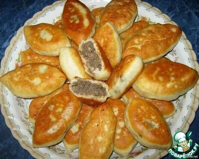 Жареные пирожки с колбасой на сковороде
