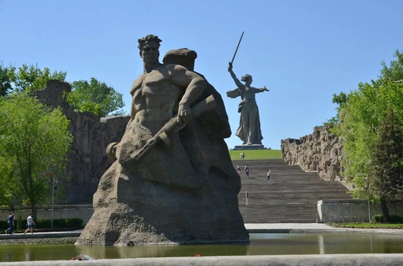 Памятник-ансамбль «героям сталинградской битвы». Сталинград битва на мамаевом кургане. Памятник ансамбль вучетич мамаев курган. Памятник-ансамбль героям сталинградской битвы (скульптор е. Волгоград памятник ансамбль героям сталинградской битвы.