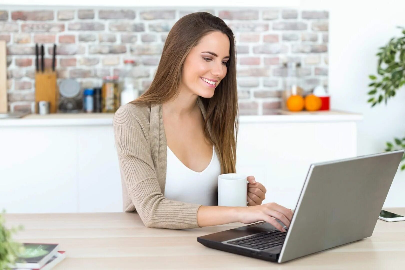 Найти подругу в интернете. Женщина с ноутбуком. Девушка за ноутбуком. Женщина сидит за компьютером. Женщина перед ноутбуком.