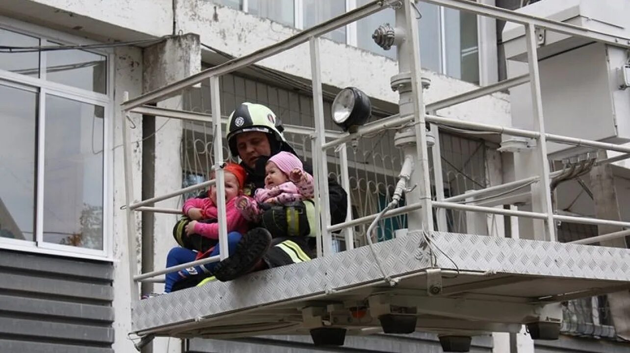 Эвакуация из высотных зданий. Спасение людей из высотных зданий при пожаре. Спасения из высотных зданий. Пожарный на пожарной лестнице.